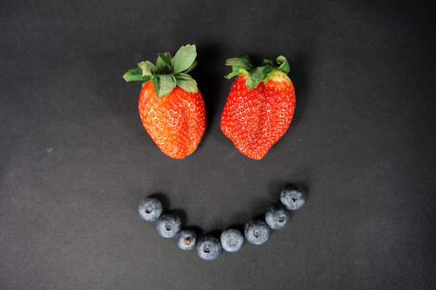 一群草莓和蓝莓组成了一张笑脸。图片下载