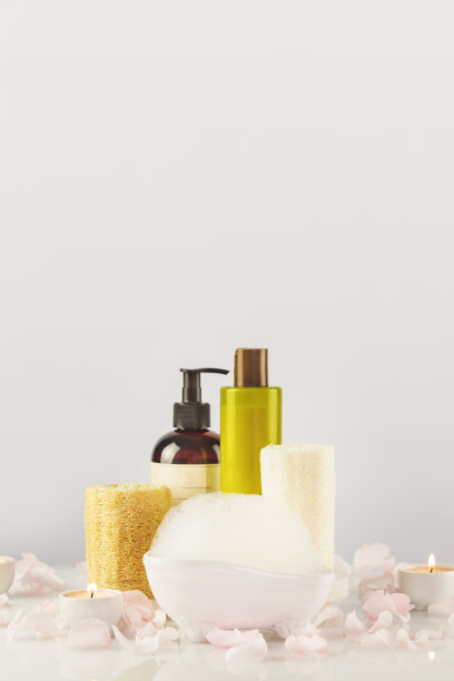 沐浴美容产品和蜡烛放在白色桌子上，留有复印空间图片下载