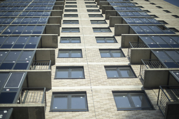 城市里的新建筑。窗户和阳台。无人居住的房子。图片下载