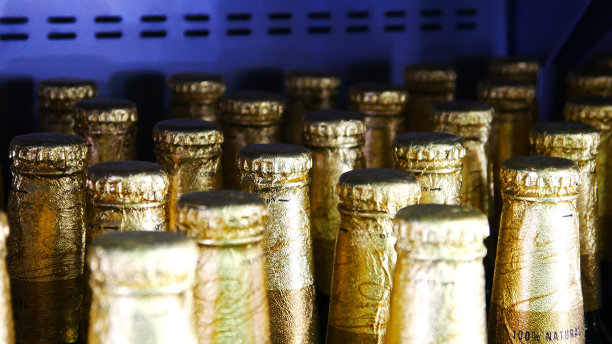 特写的许多瓶啤酒与金箔颈图片下载