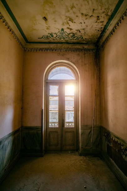 旧被遗忘的废弃房子内部图片下载