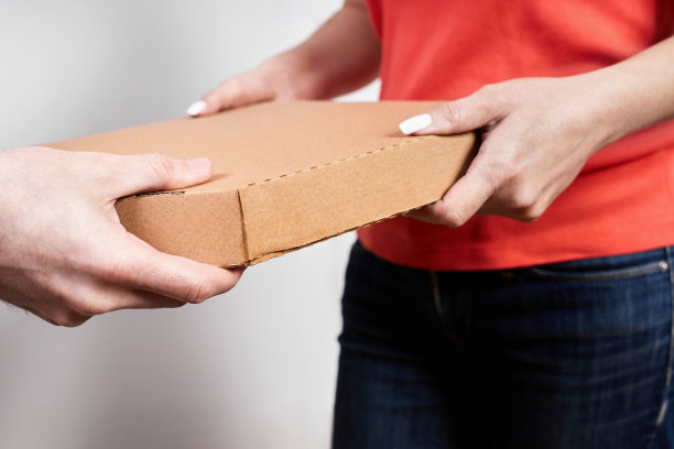 给顾客送披萨的女孩图片下载