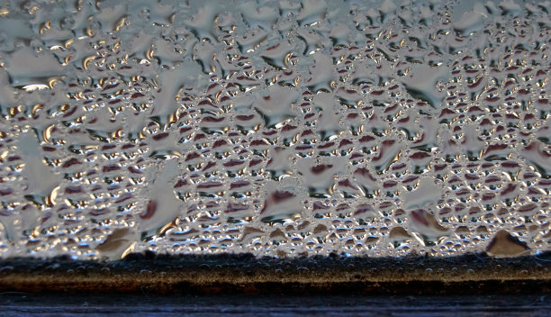 冬天窗户上的水珠图片下载