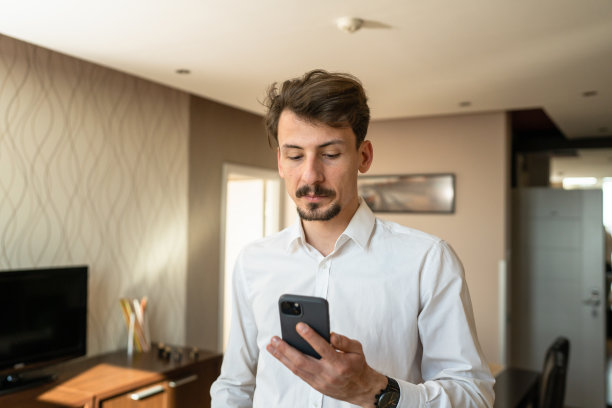 年轻的白人男子用手机打电话图片下载