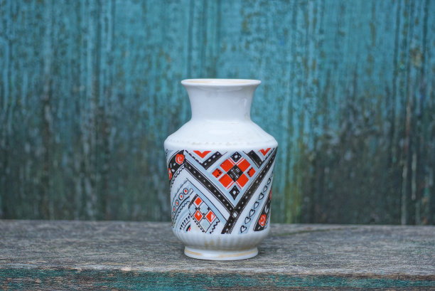 一个黑色红色花纹的白色陶瓷小花瓶图片下载