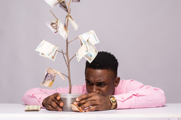 一个年轻的非洲人研究摇钱树的特写图片下载