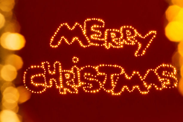 圣诞贺卡与奇迹灯的红色背景和文字圣诞快乐图片下载