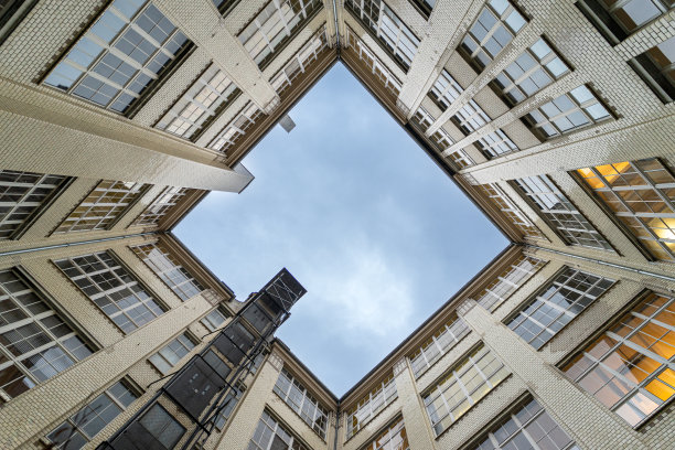 建筑物对着天空的低角度视图图片下载