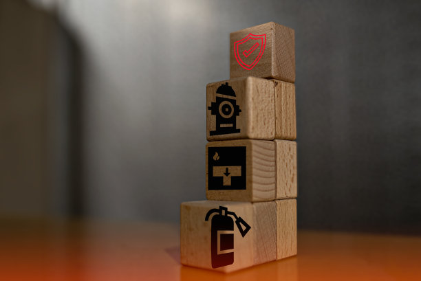 把木块放在台阶上。百分百安全生产理念。图片下载