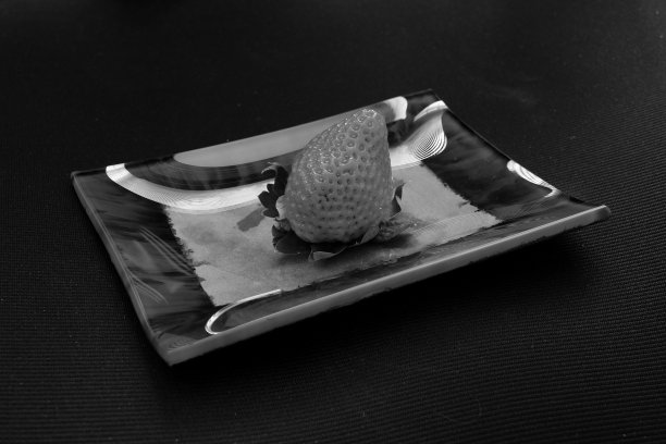 草莓和艺术烟灰缸图片下载