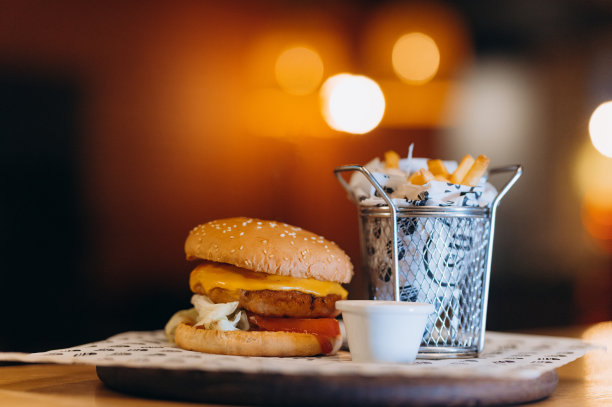 在咖啡馆、餐厅吃汉堡和薯条配酱汁图片下载