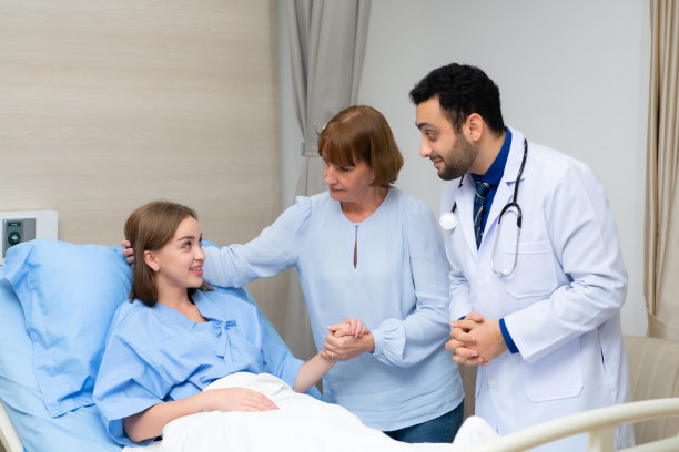 医生在病房里每日查房，了解治疗进展图片下载