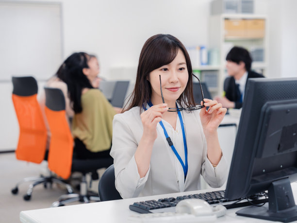 一个女人在办公室工作，眼睛干涩图片下载