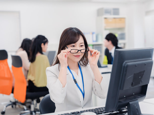 一个女人在办公室工作，眼睛干涩图片下载