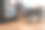 木地板上赤脚的女人。公寓的地暖概念。图片下载