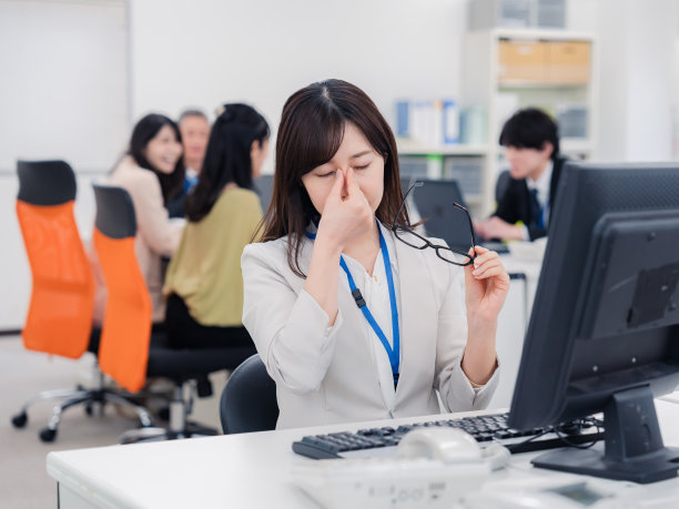 一个女人在办公室工作，眼睛干涩图片下载