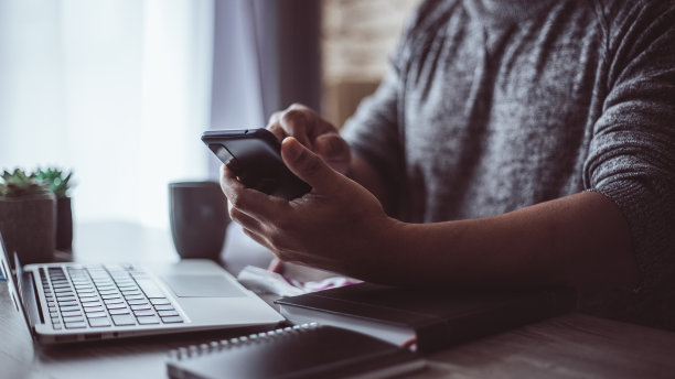 年轻人用他们的智能手机从家里寻找地址图片下载