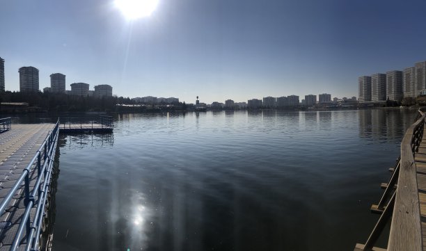 水反映了城市的现代建筑图片下载