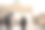年轻的女摄影师在柏林勃兰登堡门为模特或游客拍照。图片下载