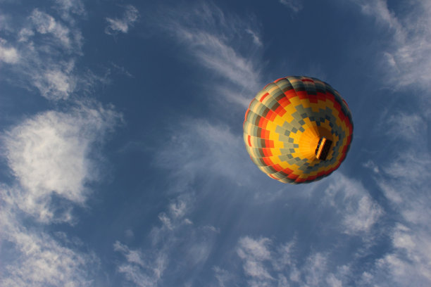 低角度拍摄的彩色气球在天空中图片下载