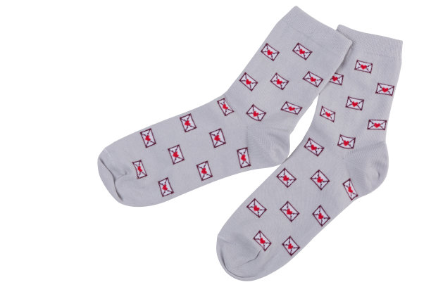 一双灰色的袜子，白色的底色上有许多信封的图案图片下载