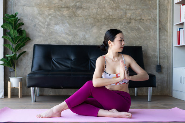 年轻女子在运动服做伸展运动在家里和平的健康亚洲女子做瑜伽呼吸莲花姿势健康瑜伽放松和舒适在家健康瑜伽的锻炼理念图片下载