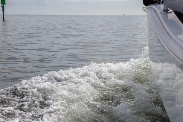 船的尾流反射在船的侧面图片下载