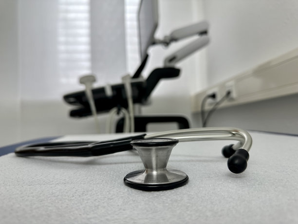 听诊器放在体检室的桌子上图片下载