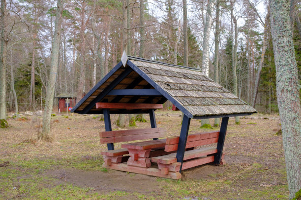 木制凉亭，公园休息的地方。配有木制桌椅图片下载