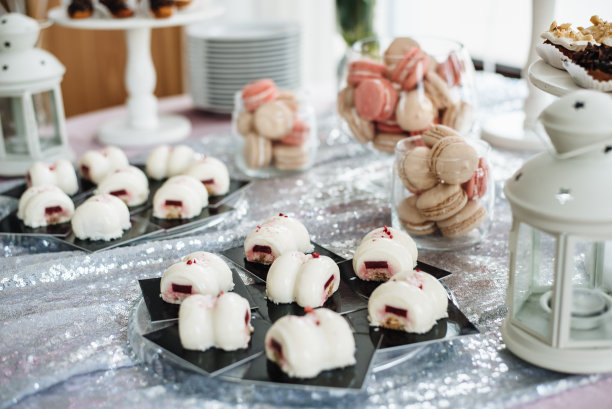 派对上的甜点桌。蛋糕，派，纸杯蛋糕。五彩缤纷的餐桌上摆放着各式各样的糖果和点心，供婚宴接待，装饰餐桌甜品。美味的糖果和糖果自助餐。图片下载