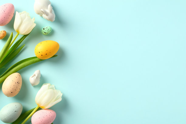 复活节快乐贺卡模板。彩色的复活节彩蛋，浅蓝色背景上有郁金香，兔子装饰。图片下载