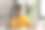 男子博主微笑着在演播室用耳机、笔记本电脑和耳机直播他的音频播客图片下载