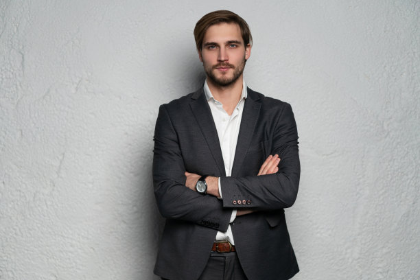 风度翩翩的年轻帅哥。工作室时尚肖像图片下载