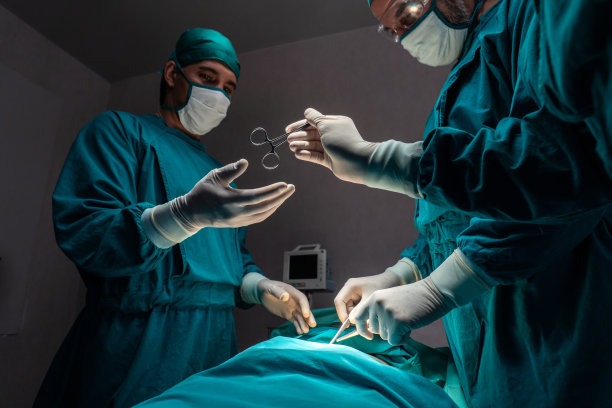 手术小组在无菌手术室给病人做手术。图片下载