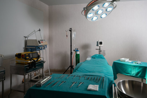 医院无菌手术室展示成套医疗手术设备。图片下载