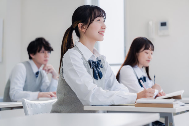 高中生在教室里享受课堂图片下载