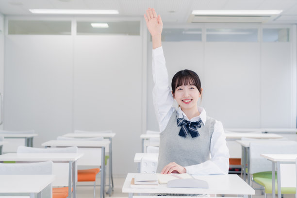 高中女生在课堂上举手图片下载