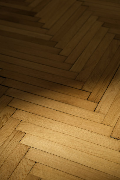 用砂光机打磨的旧橡木拼花。新住宅概念图。图片下载