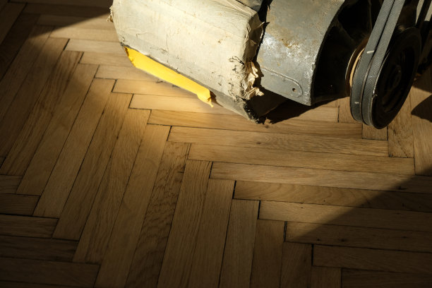 用砂光机打磨的旧橡木拼花。新住宅概念图。图片下载
