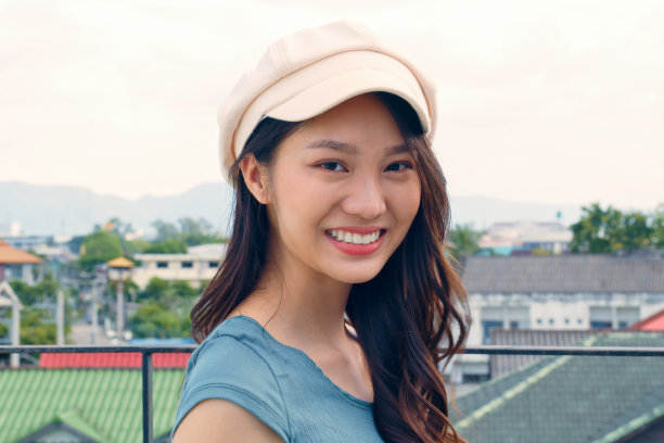 年轻美丽可爱的亚洲女人在时尚的衣服微笑着看着相机的肖像图片下载