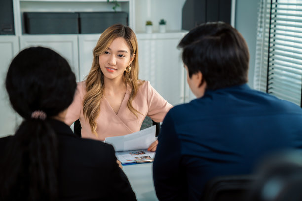 年轻的亚洲女性求职者试图通过自己的能力给面试官留下深刻印象。图片下载