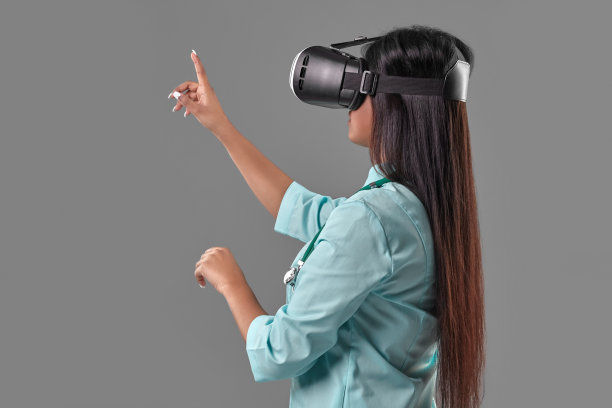 年轻迷人的医生在虚拟现实眼镜图片下载