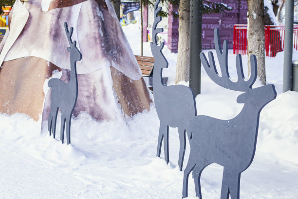鹿雕塑和棚屋作为公园冬季装饰。城市休闲公园装饰图片下载