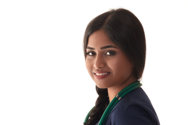 美丽的黑发医生在蓝色长袍孤立在白色图片下载