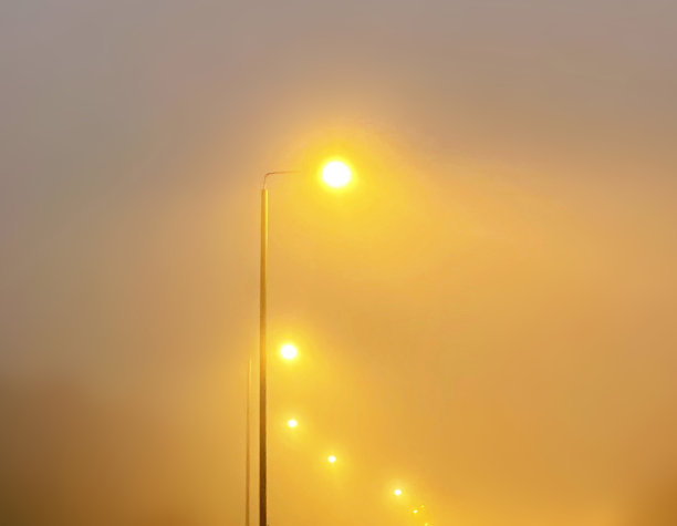 雾中的街灯图片下载