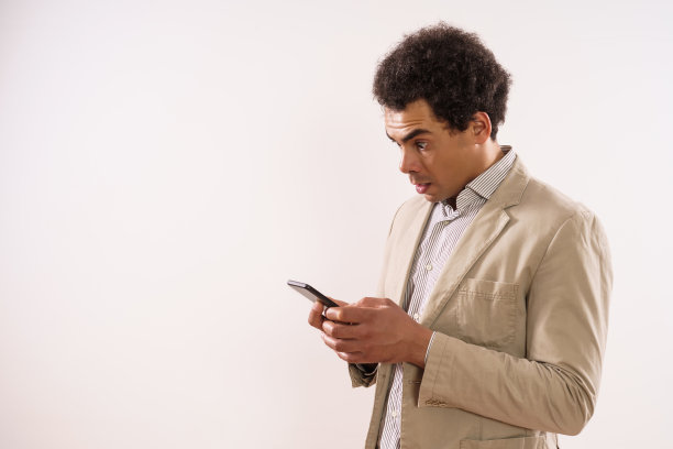 震惊的商人打电话图片下载