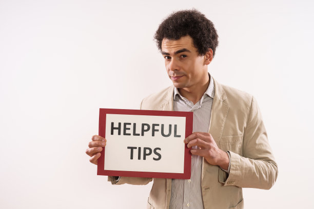 商人拿着有文字提示和技巧的纸图片下载