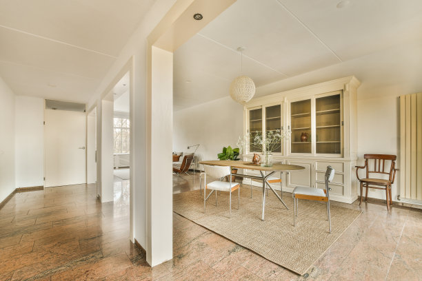 有桌子和椅子的餐厅图片下载