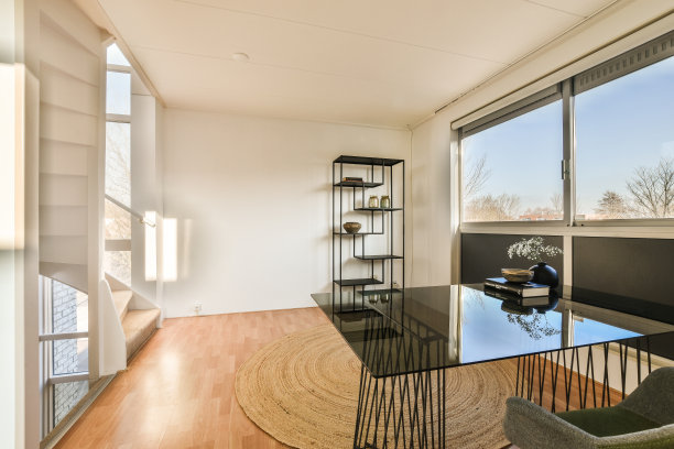 一间有玻璃桌子和窗户的客厅图片下载