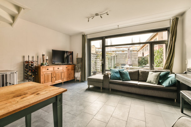 一间有沙发和电视的客厅图片下载